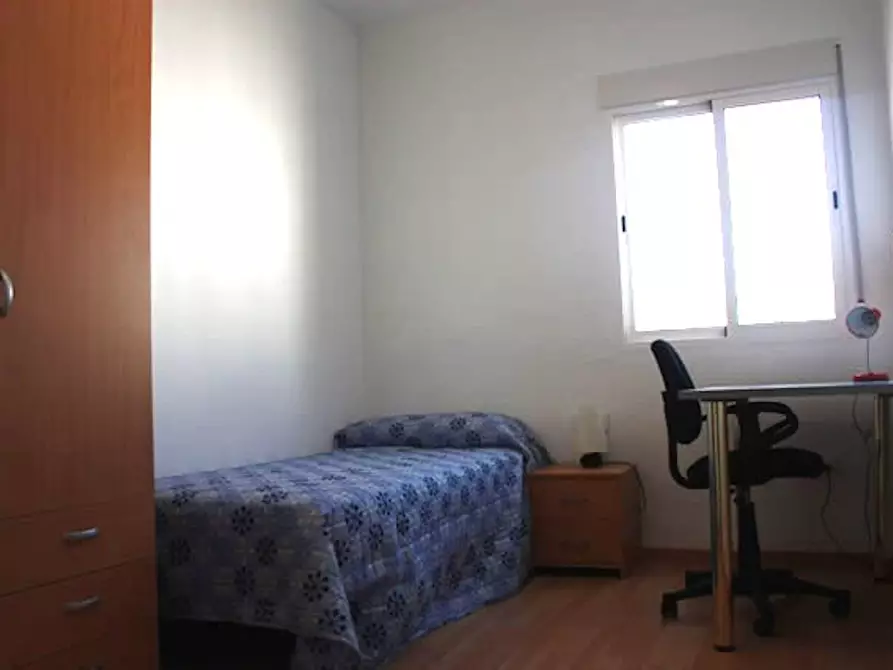 Immagine 1 di Camera in affitto  in Carrer de la Ciutat de Mula a Valencia