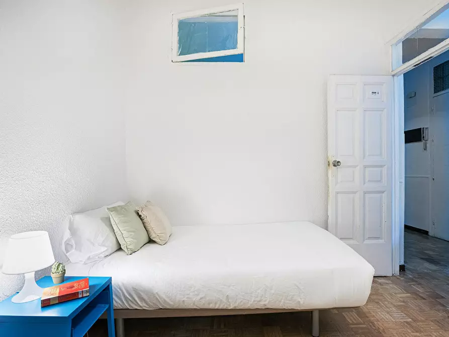 Immagine 1 di Camera in affitto  in Plaza de la Marina Española a Madrid