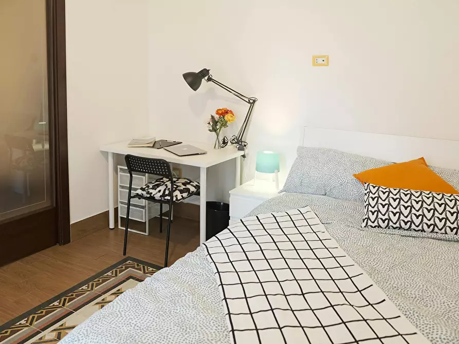 Immagine 4 di Camera in affitto  in Via Enrico Pessina a Napoli