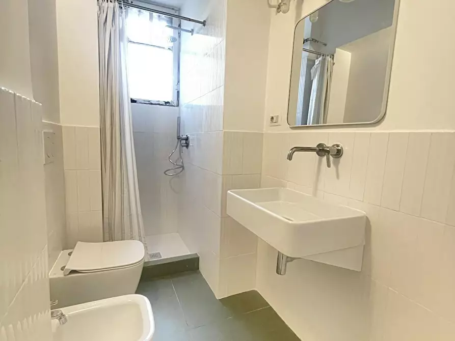 Immagine 6 di Camera in affitto  in Via La Spezia a Roma