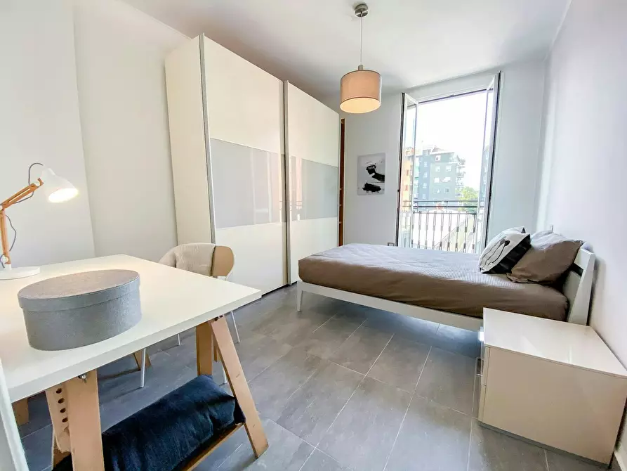 Immagine 10 di Camera in affitto  in Via Democrito a Milano