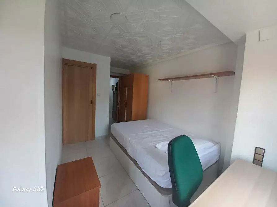 Immagine 1 di Camera in affitto  in Calle Lorenzo Palmireno a Valencia