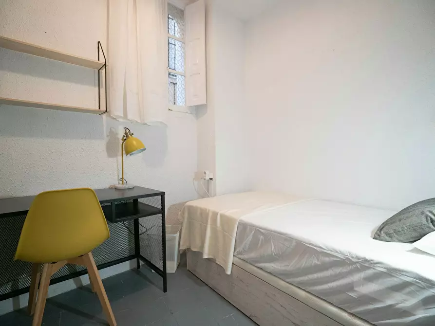 Immagine 1 di Camera in affitto  in Carrer de l'Almudí a Valencia