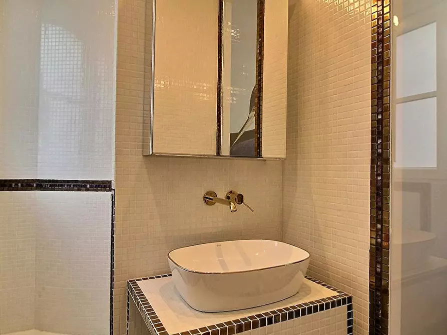 Immagine 10 di Appartamento in affitto  in Rue Greffulhe a Paris 08