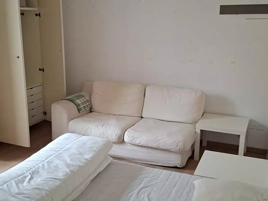 Immagine 6 di Camera in affitto  in Via della Brianza a Roma