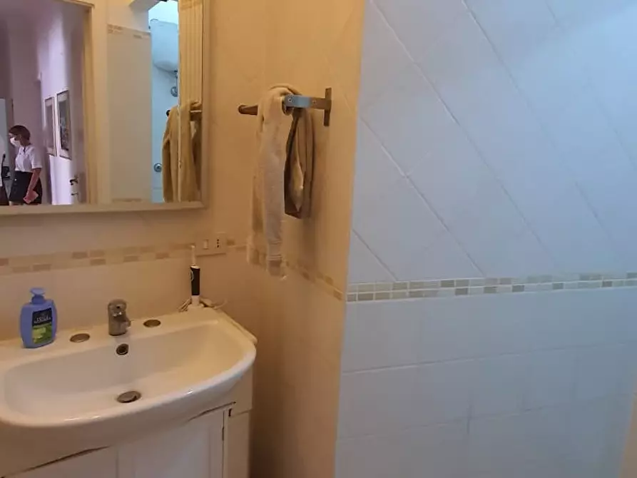 Immagine 3 di Camera in affitto  in Via Lorenzo il Magnifico a Roma