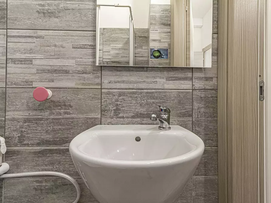 Immagine 8 di Camera in affitto  in Viale Adua a Sassari