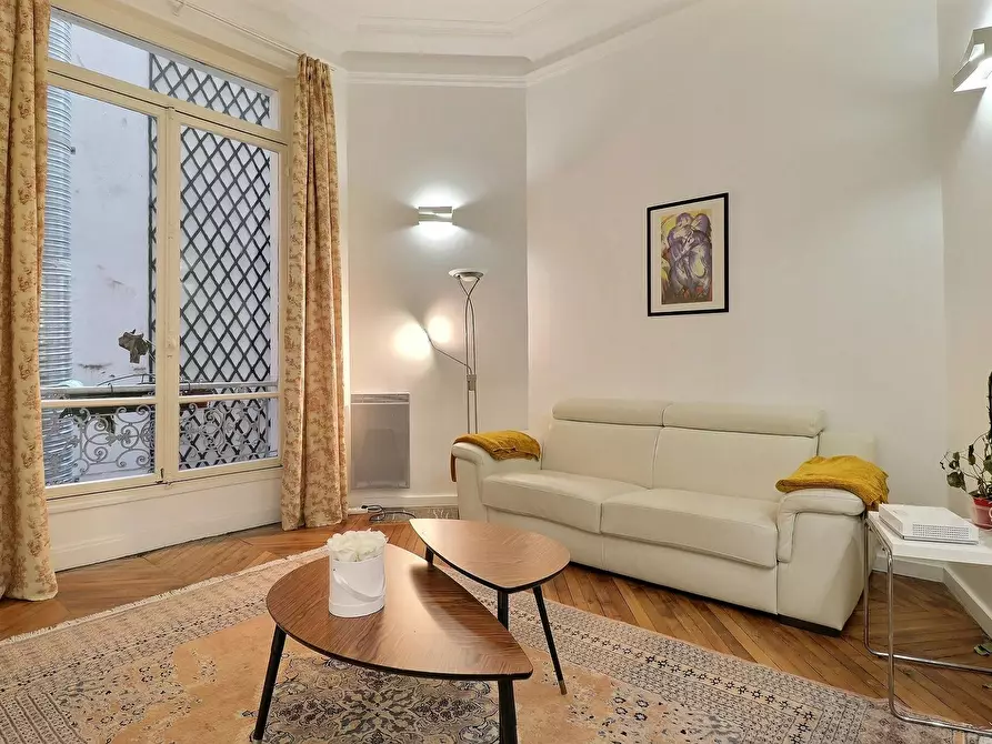 Immagine 3 di Appartamento in affitto  in Rue Marbeuf a Paris 08