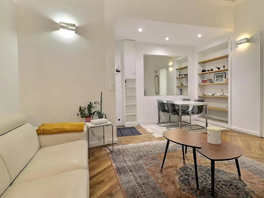 Immagine 6 di Appartamento in affitto  in Rue Marbeuf a Paris 08
