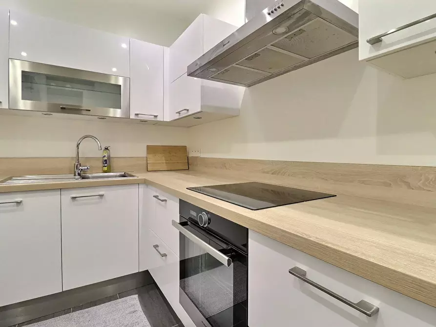 Immagine 10 di Appartamento in affitto  in Rue Marbeuf a Paris 08