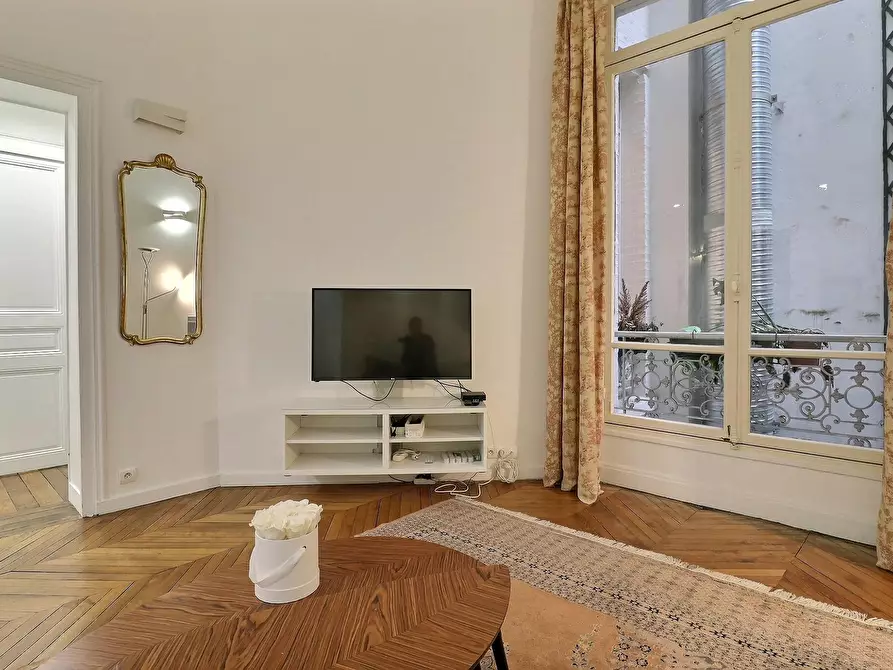 Immagine 5 di Appartamento in affitto  in Rue Marbeuf a Paris 08