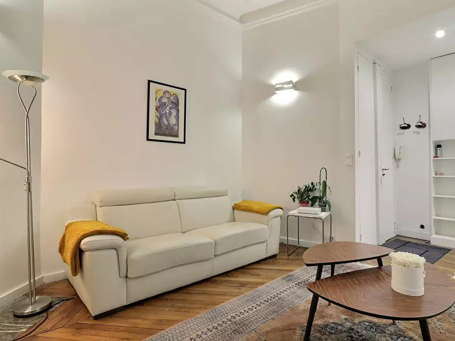 Immagine 8 di Appartamento in affitto  in Rue Marbeuf a Paris 08