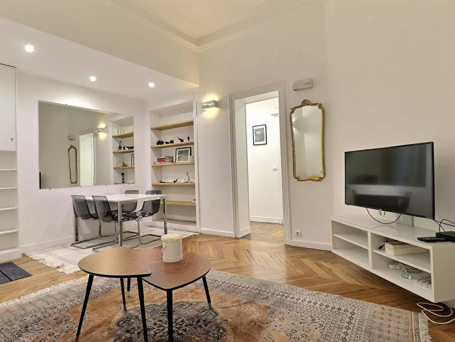 Immagine 7 di Appartamento in affitto  in Rue Marbeuf a Paris 08