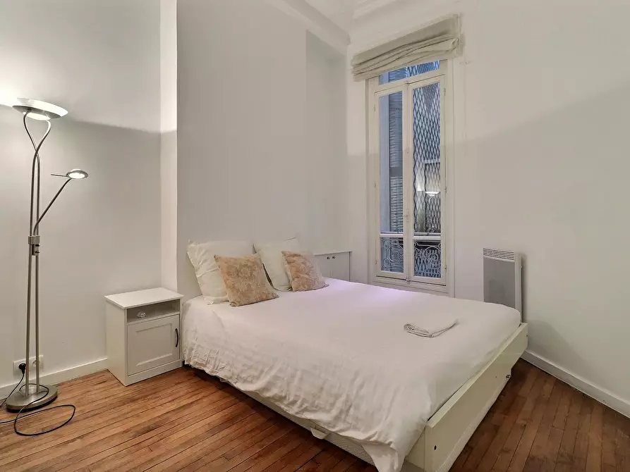 Immagine 2 di Appartamento in affitto  in Rue Marbeuf a Paris 08