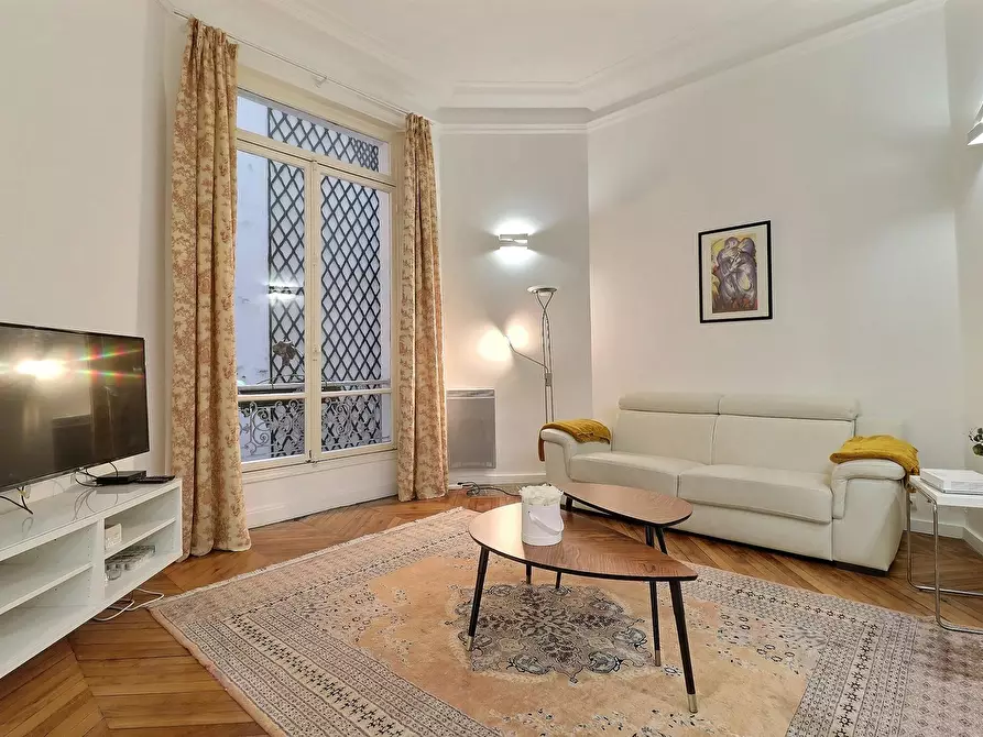 Immagine 1 di Appartamento in affitto  in Rue Marbeuf a Paris 08