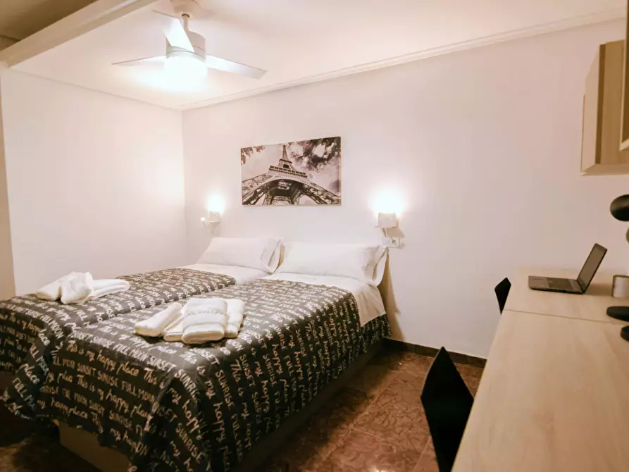 Immagine 3 di Camera condivisa in affitto  in Carrer de Guillem de Castro a Valencia