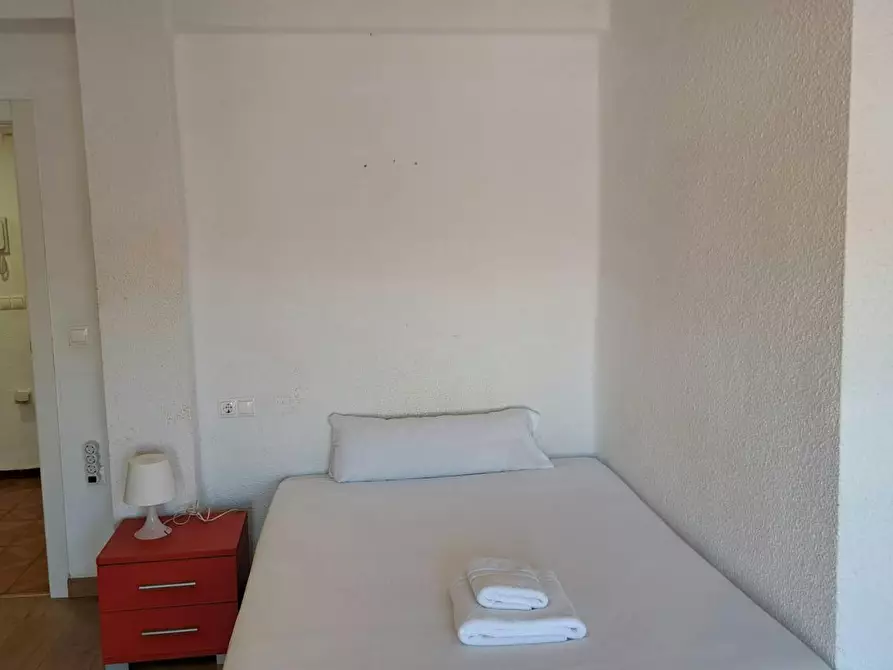 Immagine 6 di Camera in affitto  in Carrer del Riu Escalona a Valencia