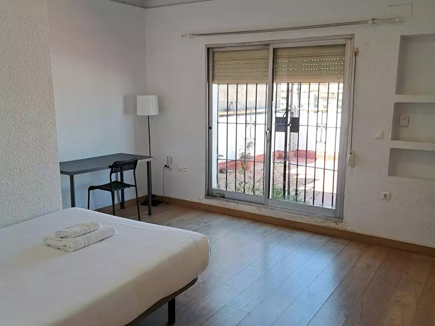 Immagine 8 di Camera in affitto  in Carrer del Riu Escalona a Valencia