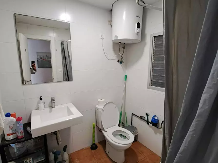 Immagine 3 di Camera in affitto  in Carrer del Riu Escalona a Valencia