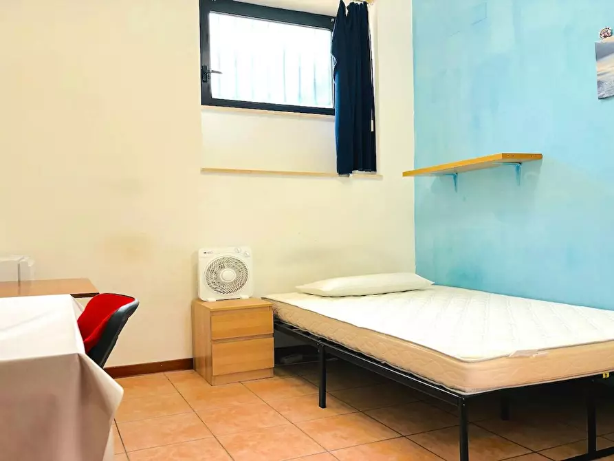 Immagine 1 di Camera in affitto  in Via Alessandro Brisse a Roma