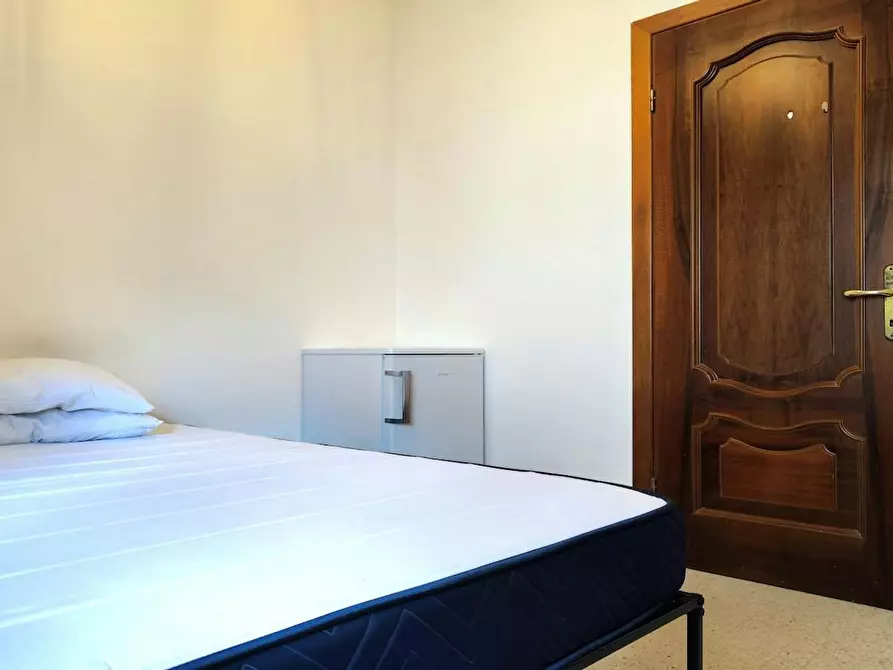 Immagine 4 di Camera in affitto  in Via Bisentina a Roma