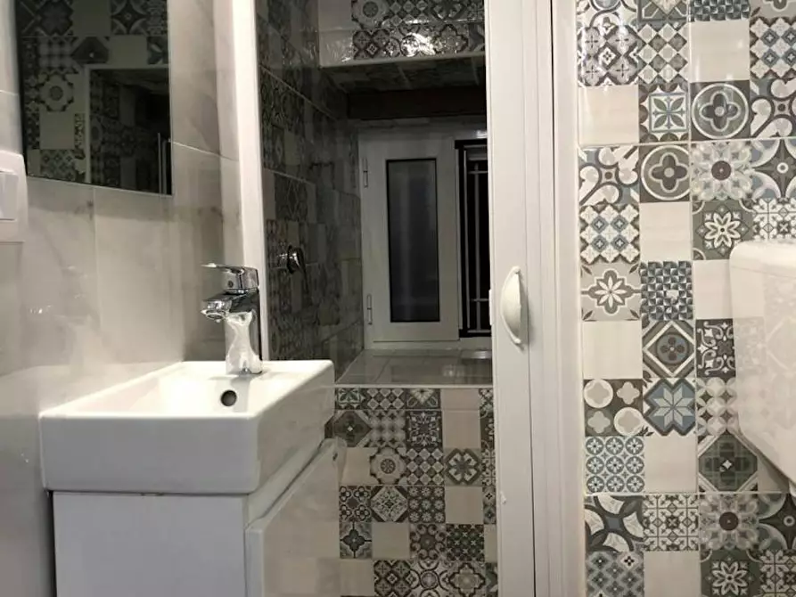 Immagine 6 di Camera in affitto  in Vico Santa Maria della Purità a Napoli