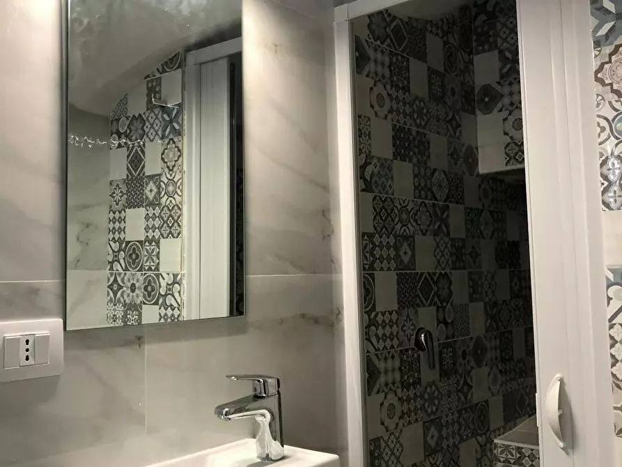 Immagine 8 di Camera in affitto  in Vico Santa Maria della Purità a Napoli