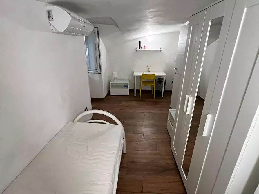 Immagine 3 di Camera in affitto  in Vico Santa Maria della Purità a Napoli