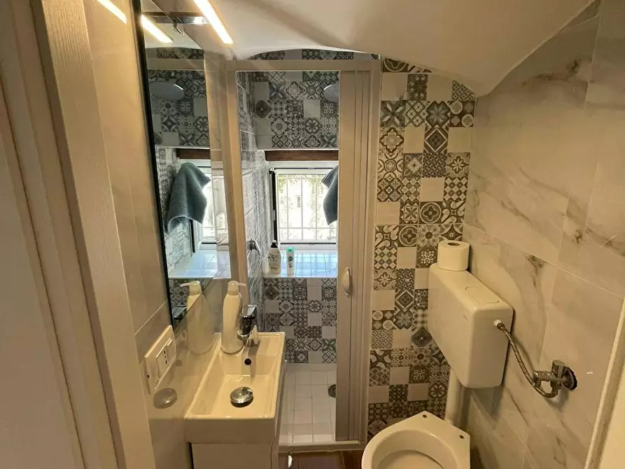 Immagine 10 di Camera in affitto  in Vico Santa Maria della Purità a Napoli