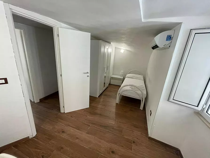 Immagine 5 di Camera in affitto  in Vico Santa Maria della Purità a Napoli