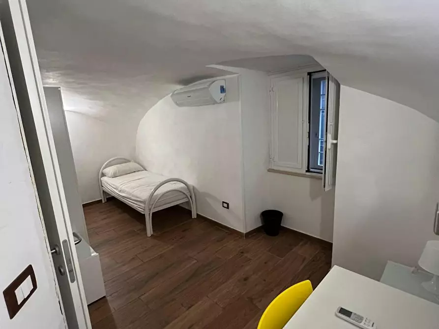Immagine 4 di Camera in affitto  in Vico Santa Maria della Purità a Napoli