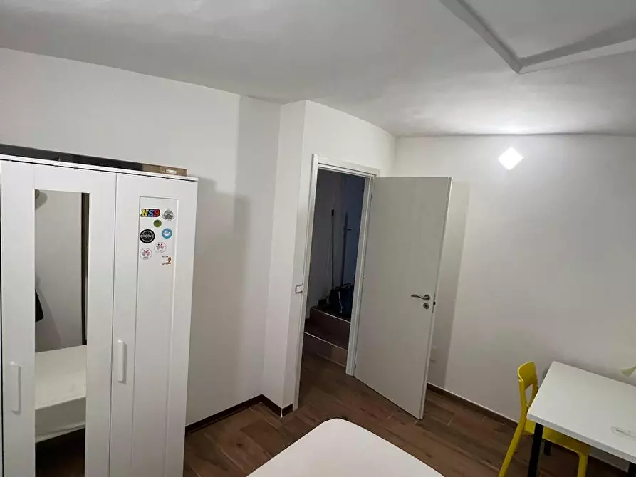 Immagine 3 di Camera in affitto  in Vico Santa Maria della Purità a Napoli