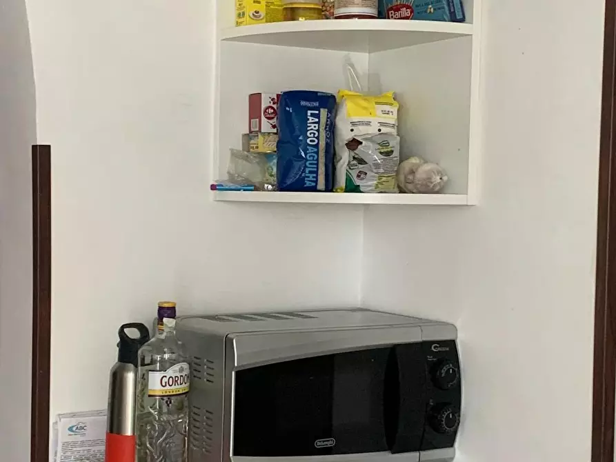 Immagine 8 di Camera in affitto  in Vico Santa Maria della Purità a Napoli