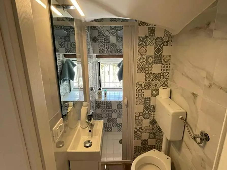 Immagine 4 di Camera in affitto  in Vico Santa Maria della Purità a Napoli