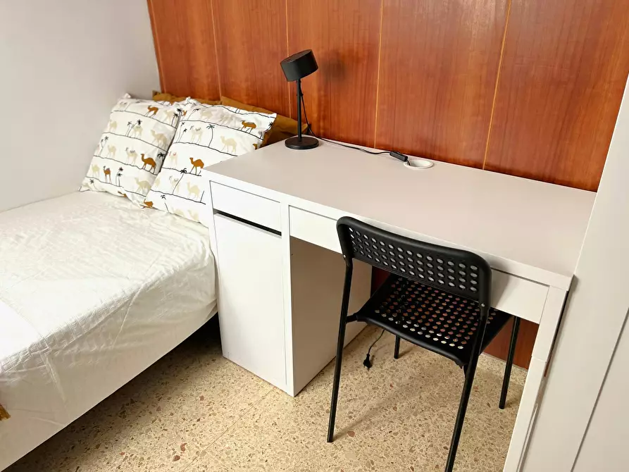 Immagine 3 di Camera in affitto  in Avinguda de la Constitució a Valencia