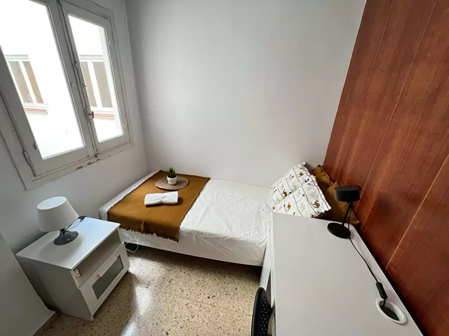 Immagine 7 di Camera in affitto  in Avinguda de la Constitució a Valencia