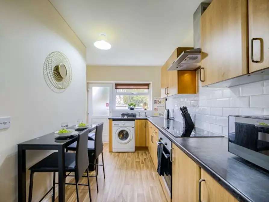 Immagine 2 di Casa indipendente in affitto  in Tile Hill Lane a 