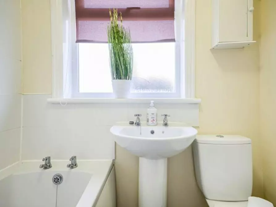 Immagine 9 di Casa indipendente in affitto  in Tile Hill Lane a 