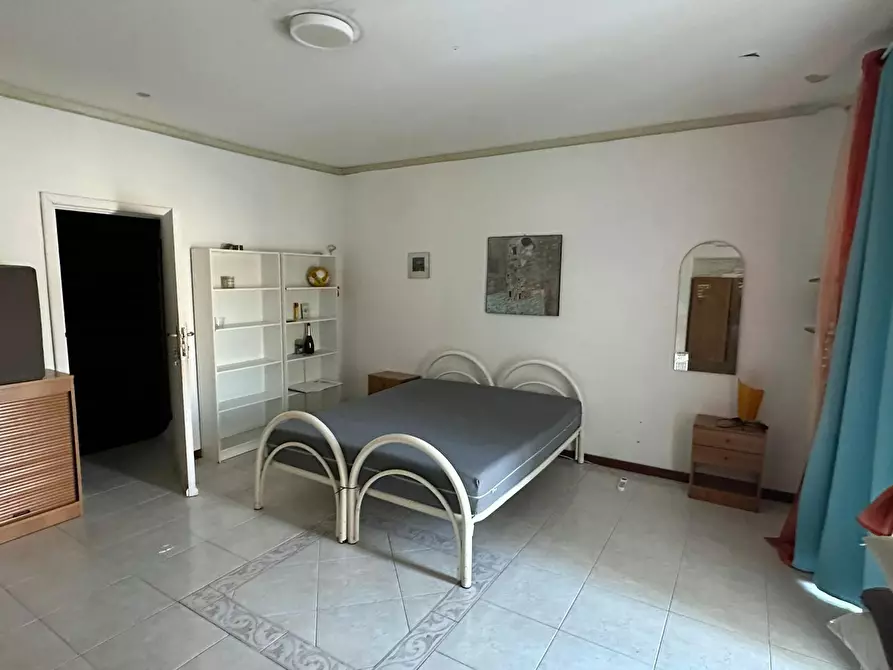 Immagine 1 di Camera in affitto  in Vico Melofioccolo a Napoli