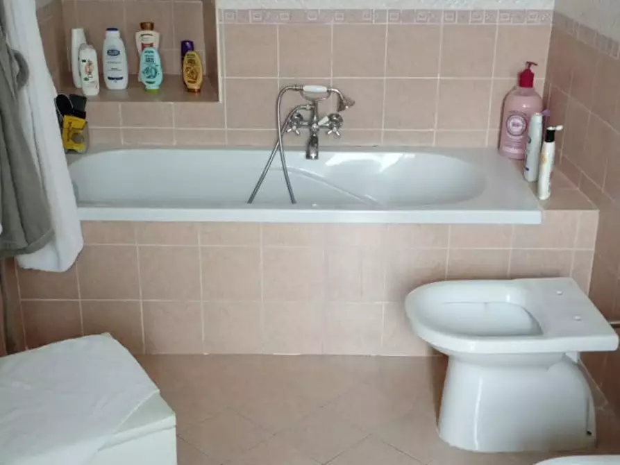 Immagine 6 di Camera in affitto  in Via San Giovanni in Porta a Napoli