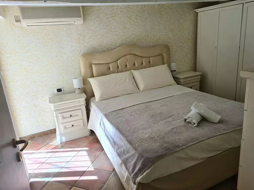 Immagine 1 di Camera in affitto  in Via San Bartolomeo a Napoli