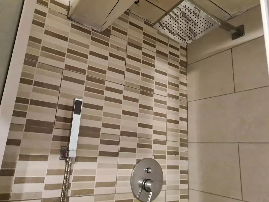 Immagine 8 di Camera in affitto  in Via San Bartolomeo a Napoli