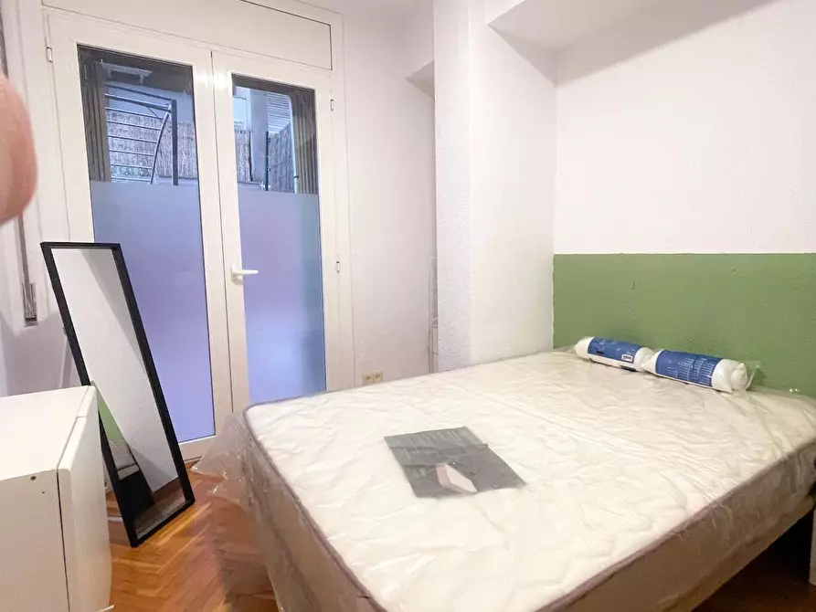 Immagine 3 di Camera in affitto  in Carrer de Calvet a Barcelona