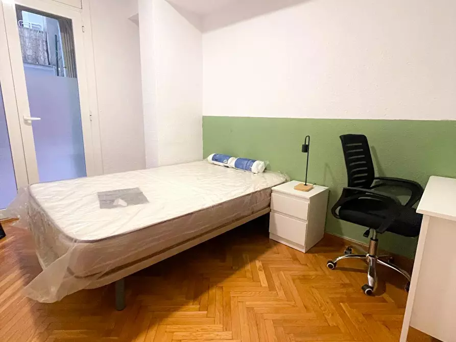 Immagine 5 di Camera in affitto  in Carrer de Calvet a Barcelona