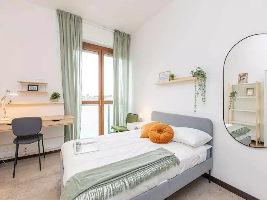 Immagine 2 di Camera in affitto  in Viale Sondrio a Milano