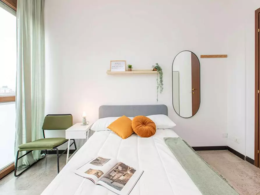 Immagine 6 di Camera in affitto  in Viale Sondrio a Milano