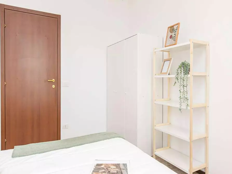 Immagine 9 di Camera in affitto  in Viale Sondrio a Milano