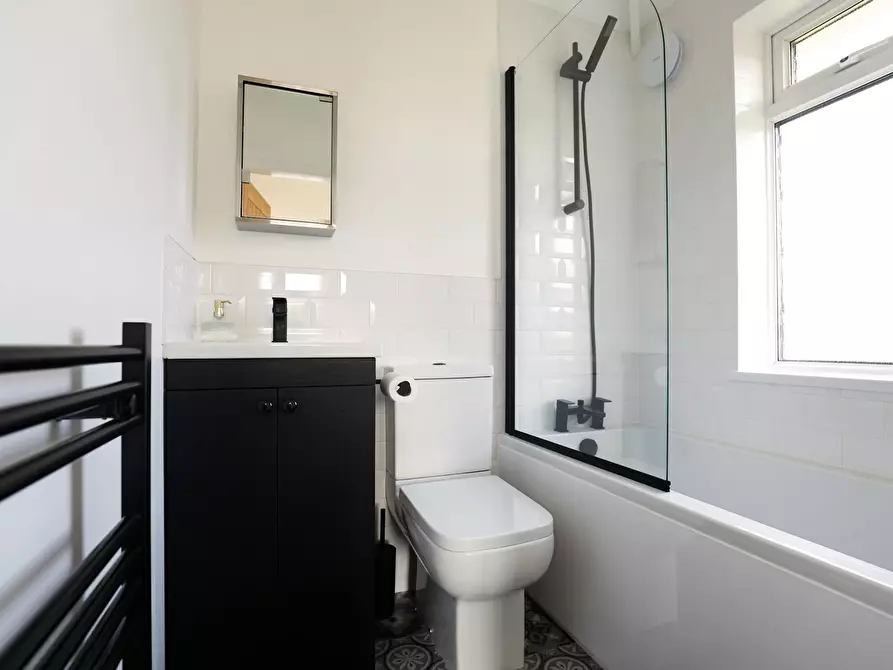 Immagine 5 di Casa indipendente in affitto  in Shelton Lane a Hurst Green