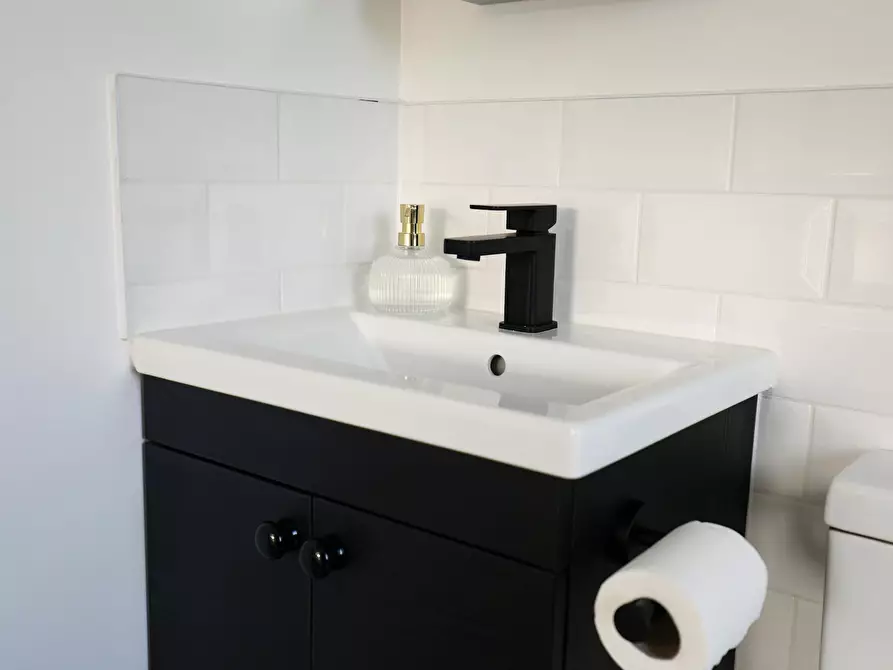 Immagine 6 di Casa indipendente in affitto  in Shelton Lane a Hurst Green