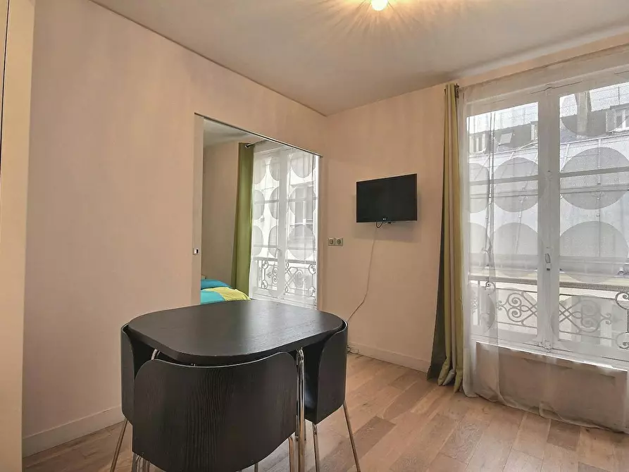 Immagine 5 di Appartamento in affitto  in Rue Beautreillis a Paris